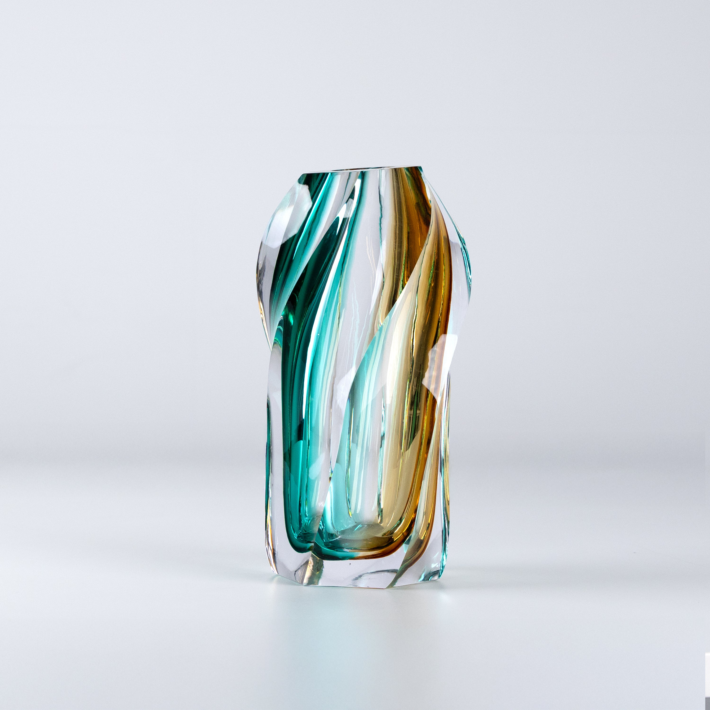 Vitreous glass vase