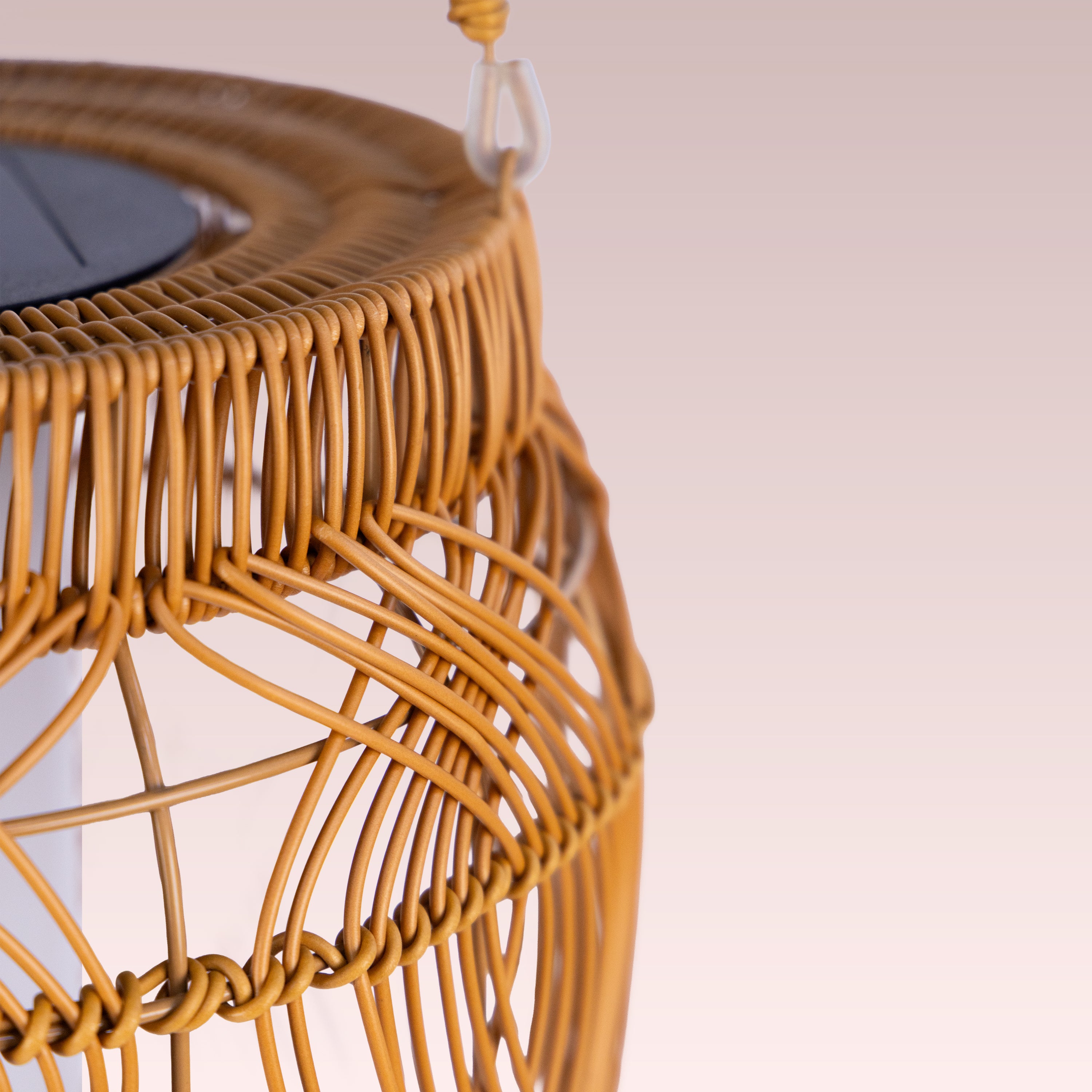 مصباح أرضي خارجي The Artisan Vault (كبير، يعمل بالطاقة الشمسية وقابل لإعادة الشحن)