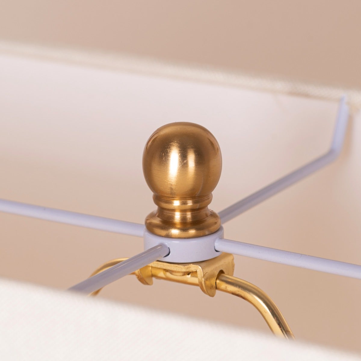 مصباح طاولة رخامي أجنحة تتحرر (أسود، ذهبي)