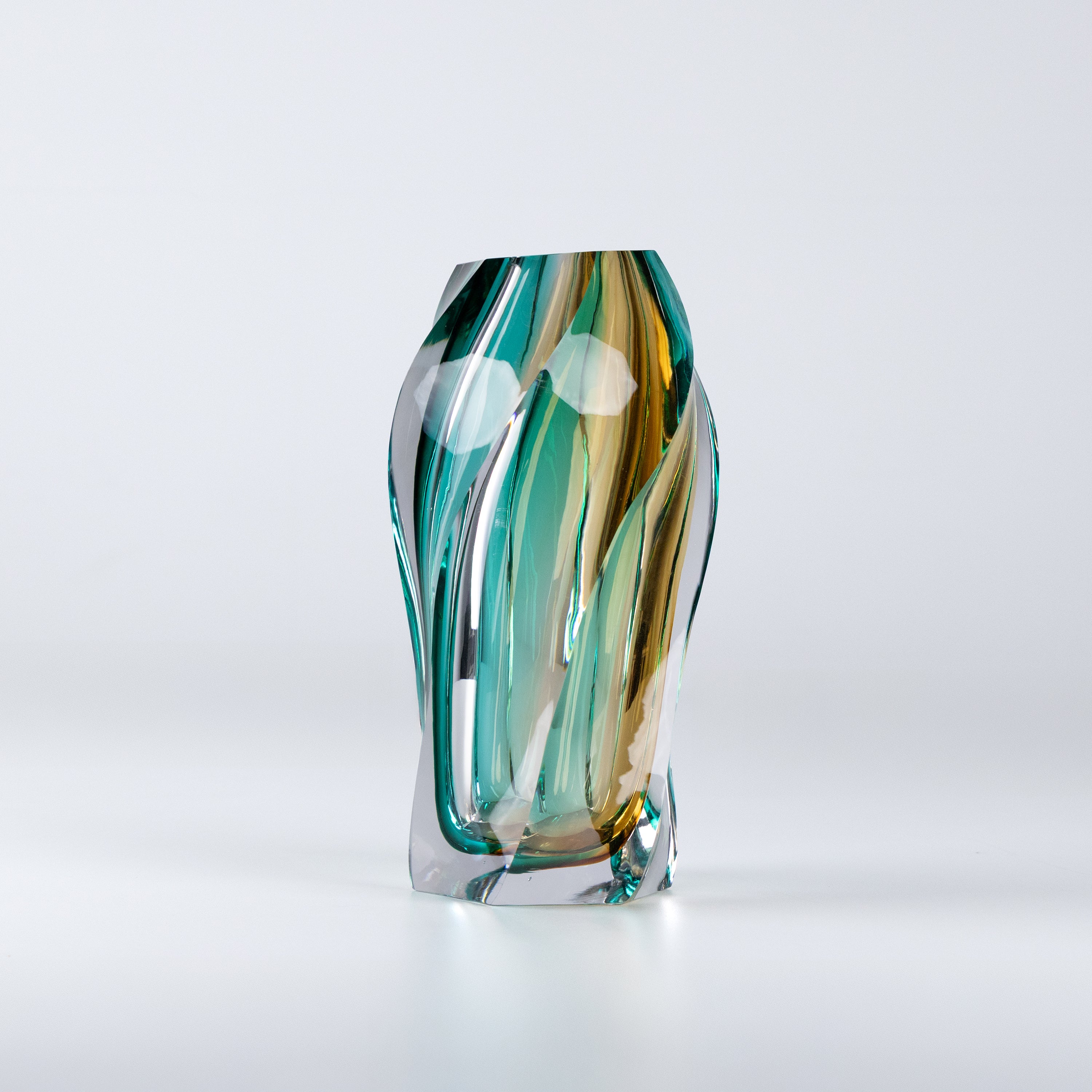 Vitreous glass vase