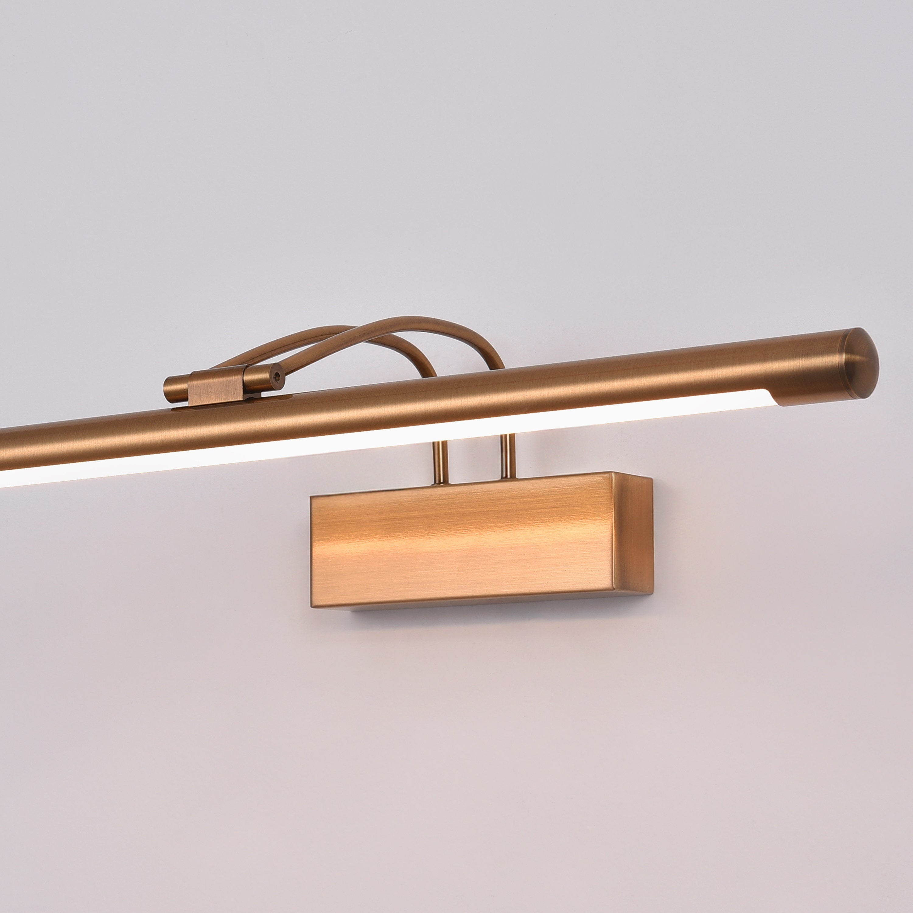 Manipulate (Medium, Gold) Wall Light
